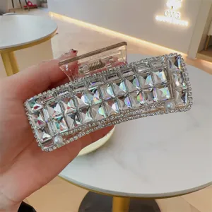 Detailaufnahme einer großen Strass Haarspange, glänzende Acryl Haarklammer für Damen.