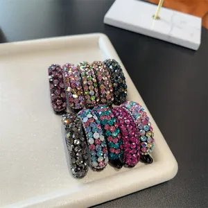 Vue détaillée de pinces banane étincelantes en strass pour coiffures élégantes et raffinées.