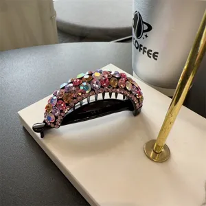 Vue détaillée de la pince à cheveux banane en strass scintillants avec des cristaux colorés.