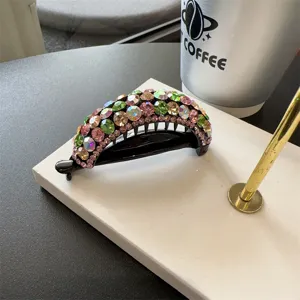 Gros plan détaillé de la pince à cheveux banane incurvée style coréen avec cristaux colorés.