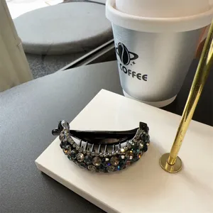 Vue détaillée de l'élégante pince à cheveux banane en strass avec cristaux étincelants.