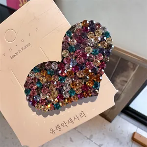 Nahansicht der funkelnden Strass Herz Haarklammer, farbiger Kristall süsses Haaraccessoire.