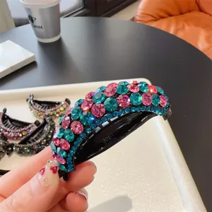 Gros plan de pince à cheveux banane strass style coréen, cristaux colorés étincelants, détail.