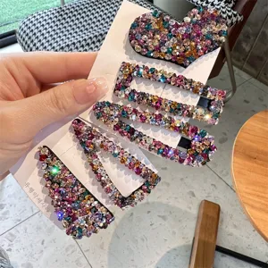 Detailaufnahme glitzernder Strass Haarklammern Set mit bunten Kristallen und herzförmigem Design.