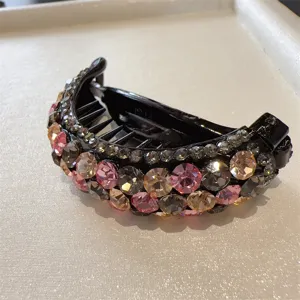 Pince à cheveux banane en strass étincelants, support de queue de cheval élégant et chic.