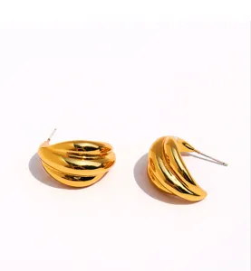Gold metal wave geometric detail shot showcasing the shiny texture and 925 silver needle.