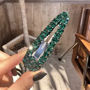 Grüner Strass Haarklammer Nahaufnahme Detailansicht, glänzendes Kristall Haaraccessoire.