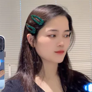 Grüne Strass Clip Haarspangen Detailansicht, glitzernde Kristall Haar Accessoires für Damen.