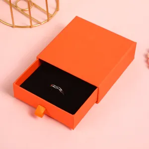Dettaglio portagioie a cassetto arancione con interno in velluto nero e anello silver fine.