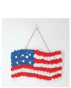 Amerikanische Flagge Tür hängende Dekoration aus Schaumstoffrosen für den Unabhängigkeitstag.