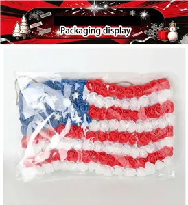 Detailansicht des Schaumstoffrosen Kranzes als amerikanische Flagge in transparenter Verpackung.