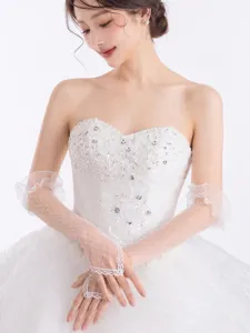 Weisse spitze transparente fingerlose brauthandschuhe detail, elegante netz hochzeit party.