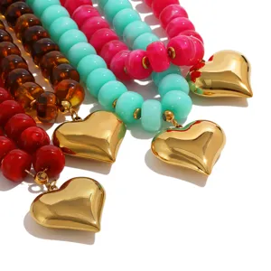 Collar de cuentas de resina de color detalle con colgante de corazón dorado estilo dopamina.
