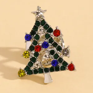Broche arbre de Noël avec strass colorés, bijou de mode en métal pour tenue de fête et vêtement.