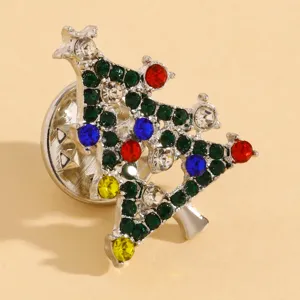 Gros plan détaillé d'une broche sapin de Noël scintillante ornée de strass multicolores.