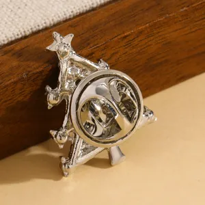 Vue arrière détaillée d'une broche sapin de Noël avec épingle solide et fermoir papillon en métal.