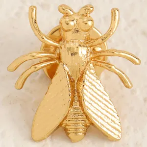 Dettaglio orecchini insetto cicala dorata, prezioso accessorio di gioielleria scarabeo in metallo.