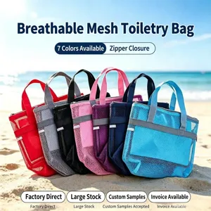Detailansicht von bunten Netztaschen am Strand mit Reißverschluss für Outdoorreisen.