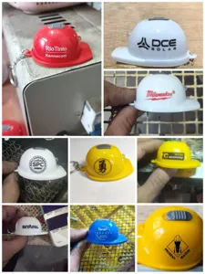 Personalisierter Mini-Helm Schlüsselanhänger LED Licht Flaschenöffner mit Firmenlogo.