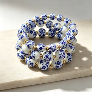 Pulsera multicapa de cuentas de porcelana azul y blanca Chinoiserie con cuentas espaciadoras doradas