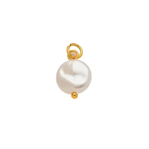 Eleganter flacher Perlenanhänger mit Goldring und Perle, ideal für DIY Schmuckherstellung.
