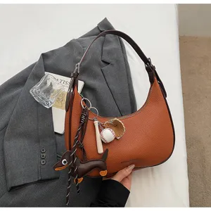 Braune Schultertasche aus Leder für Damen, stilvolle Achseltasche mit süßen Tieranhängern.