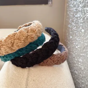 Primer plano detallado de diadema de punto trenzado ancho, accesorio de pelo de otoño chic.