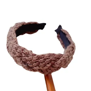 Diadema ancha de punto marrón retro para mujer, elegante accesorio para el pelo.