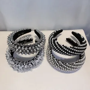 Conjunto de diadema ancha exagerada con tachuelas punk y perlas de cristal para accesorios.