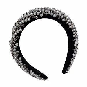 Diadema acolchada ancha negra adornada con perlas blancas y cuentas de metal plateado.
