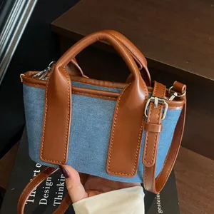 Borsa a mano mini in denim con dettagli in pelle marrone, borsa a tracolla chic per donna.