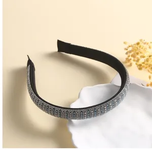 Detailed close-up of luxury rhinestone pearl headband, elegant crystal hair hoop for women.