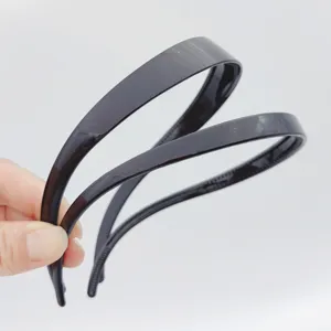 Simple black plastic hair band with non-slip teeth, ideal for daily face washing and DIY.
