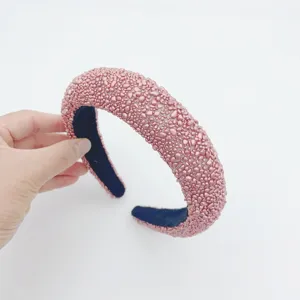 Cerchietto imbottito texturizzato rosa primo piano, accessorio per capelli largo donna.