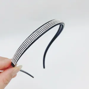Black rhinestone headband for women, sparkling crystal hair hoop for daily wear and parties.