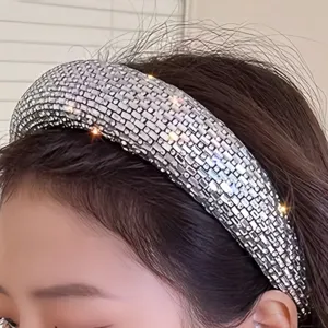 Gros plan détaillé d'un large serre-tête en strass de cristal, accessoire de cheveux étincelant.