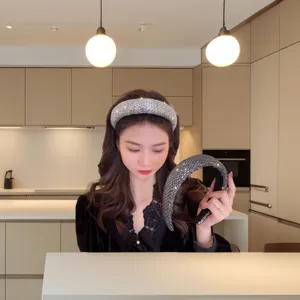 Serre-tête en strass cristal étincelant pour femme, accessoire de coiffure tendance et chic.