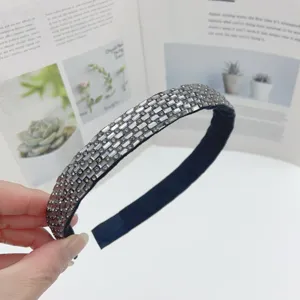 Detailed view of the sparkling rhinestone crystal headband, elegant hair accessory for daily wear.