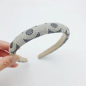 Nahaufnahme des glitzernden Strass-Kleeblatt-Haarreifs mit funkelnden Kristallen und feinem Design.