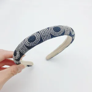 Schwarzer Haarreif mit Strass Kristallen Detailaufnahme glitzerndes Haarschmuck Accessoire