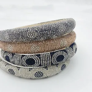 Nahaufnahme von funkelnden Strass Haarreifen im Stapel, elegante Kristall Haarschmuck Damen.