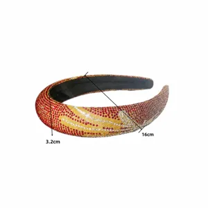 Detail haarband met strass tarweoor patroon, schitterend rood gouden kleurverloop kristal.