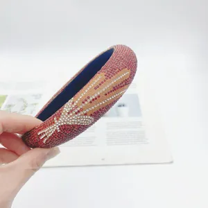 Gedetailleerd overzicht van strass haarband met schitterende rode en heldere kristallen.
