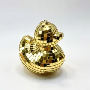 Vue détaillée de canard disco doré, surface mosaïque miroir réfléchissante, déco rétro.