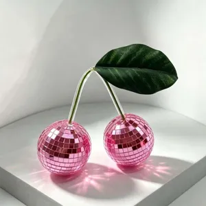 Détail de figurine de cerise miroir disco rose, décoration de fête brillante