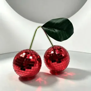 Décoration cerise boule disco rouge, détail surface miroir brillant pour fête à la maison.