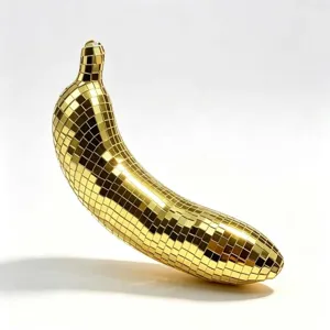 Sculpture de banane miroir disco dorée fruit nouveauté brillante déco maison fête