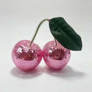 Déco cerise disco rose, ornement de fruit en mosaïque miroir, détail de décoration de fête.