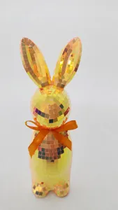 Ornement de lapin disco brillant avec carreaux de mosaïque dorés et nœud, rétro.