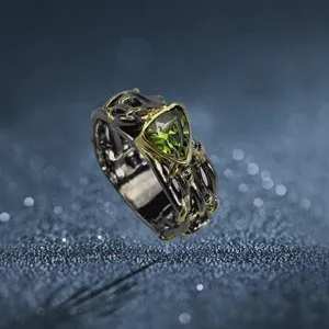 Anillo de metal bicolor vintage con un llamativo cristal de circonia verde oliva.